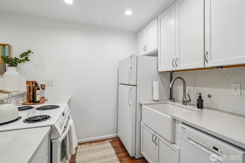 Property photo for 901 5th Avenue N #107, Seattle photo 8