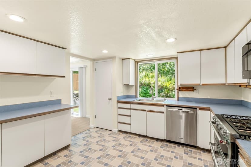 Property photo for 8830 Shell Place, Edmonds photo 12