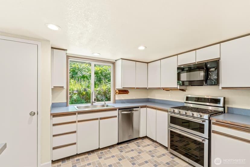 Property photo for 8830 Shell Place, Edmonds photo 11