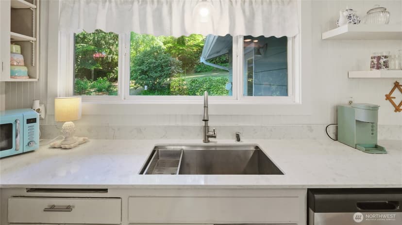 Property photo for 18427 Homeview Drive, Edmonds photo 9