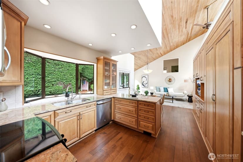 Property photo for 301 128TH Avenue NE, Bellevue photo 10