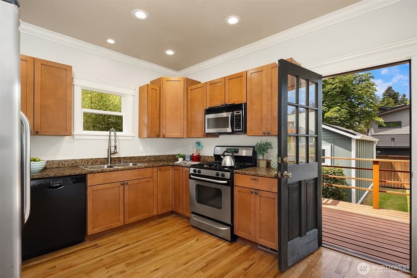 Property photo for 223 29th Avenue E, Seattle photo 8