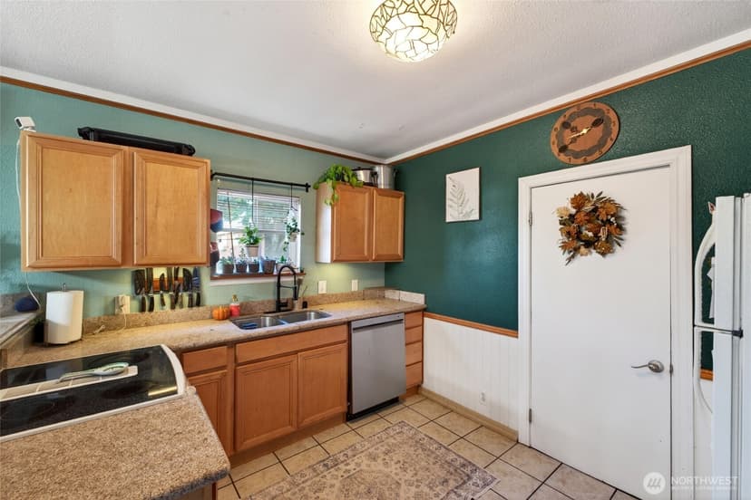 Property photo for 10920 47th Avenue SW, Lakewood photo 9