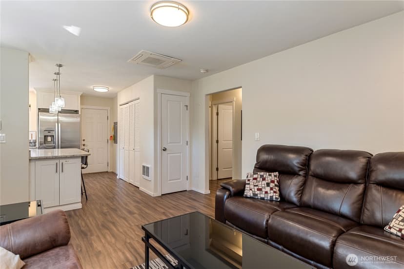Property photo for 9111 Newgrove Avenue SW, Lakewood photo 6