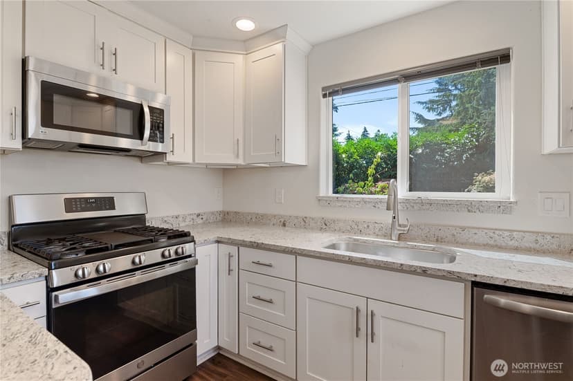 Property photo for 9111 Newgrove Avenue SW, Lakewood photo 12