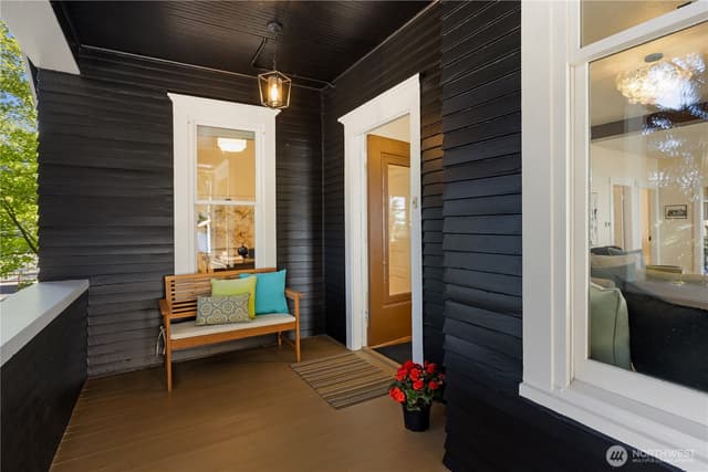 Property photo for 907 NE 72nd Street, Seattle photo 4