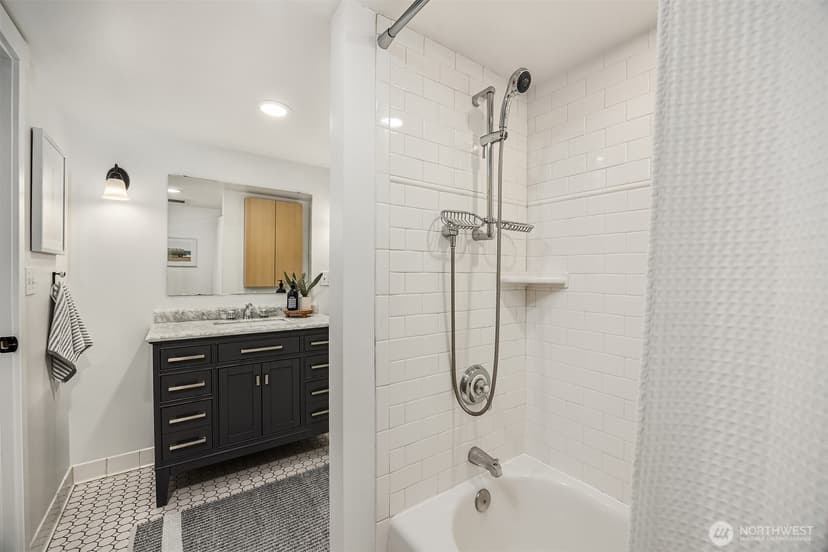Property photo for 2537 2nd Avenue W, Seattle photo 28