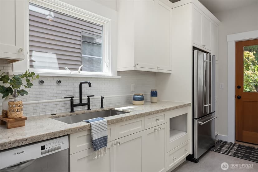 Property photo for 2537 2nd Avenue W, Seattle photo 12
