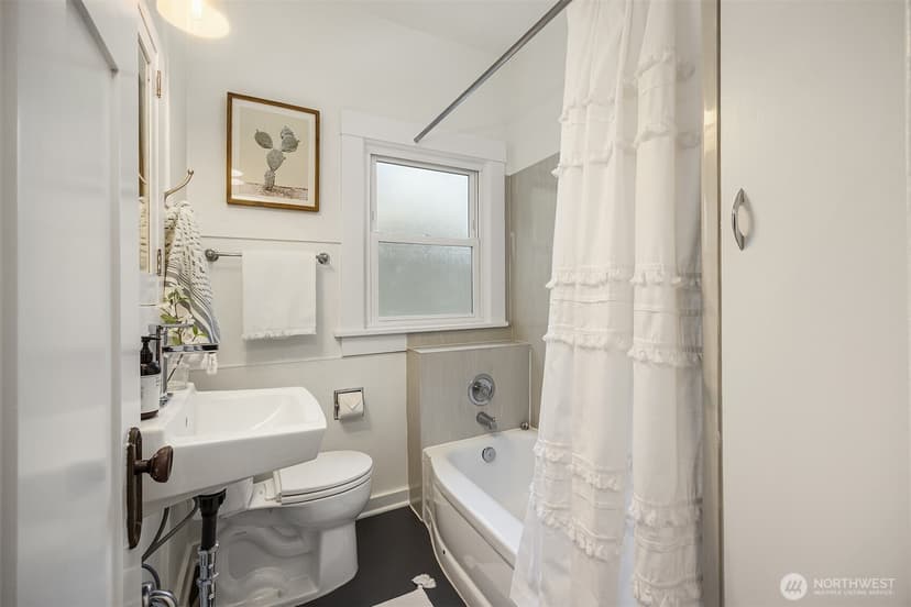 Property photo for 2537 2nd Avenue W, Seattle photo 20