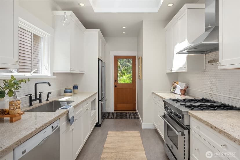 Property photo for 2537 2nd Avenue W, Seattle photo 10