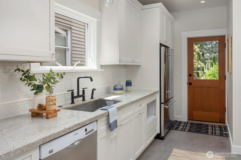 Property photo for 2537 2nd Avenue W, Seattle photo 11