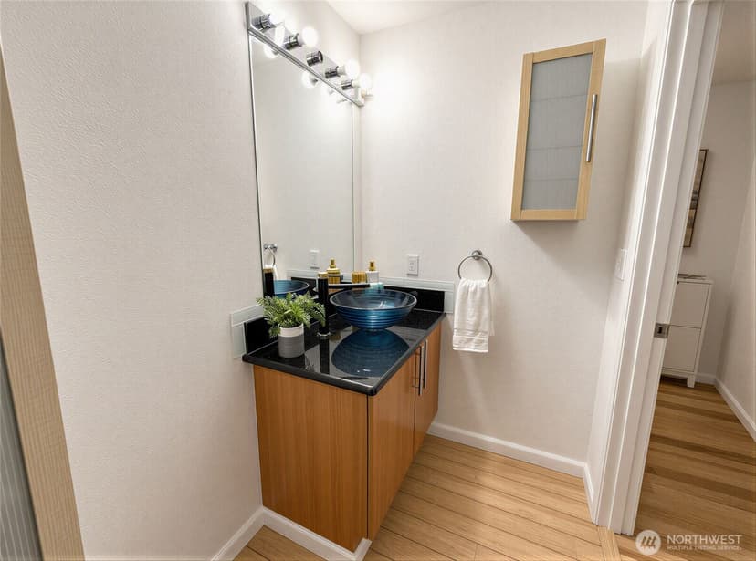 Property photo for 621 5th Avenue N #402, Seattle photo 15
