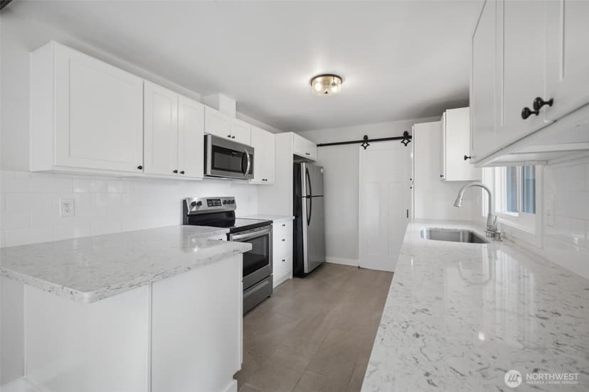 Property photo for 9808 Hipkins Road SW, Lakewood photo 10