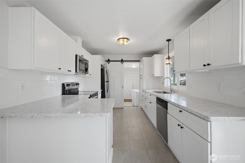Property photo for 9808 Hipkins Road SW, Lakewood photo 8