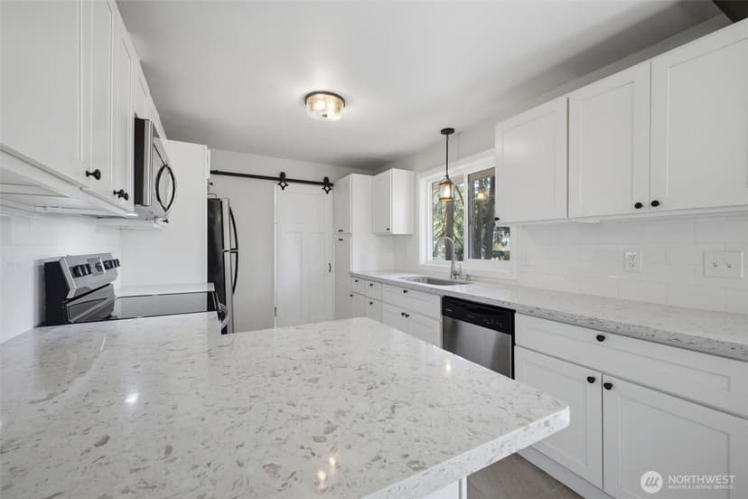 Property photo for 9808 Hipkins Road SW, Lakewood photo 11
