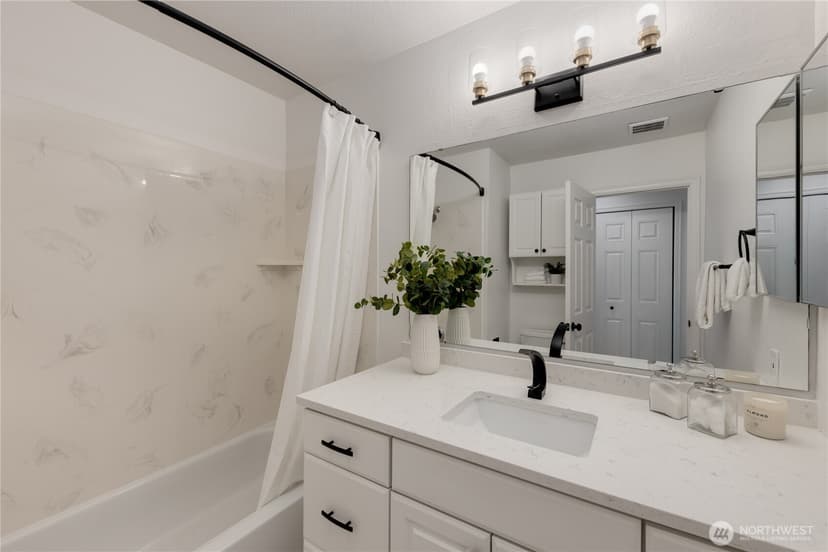 Property photo for 10919 NE 35th Place #4, Bellevue photo 13