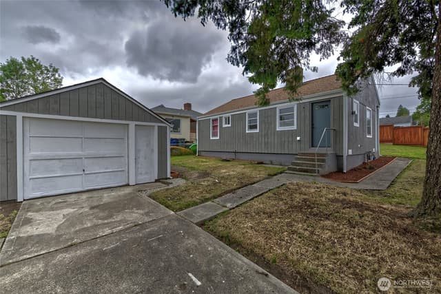 Property photo for 13504 35th Avenue S, Tukwila photo 2