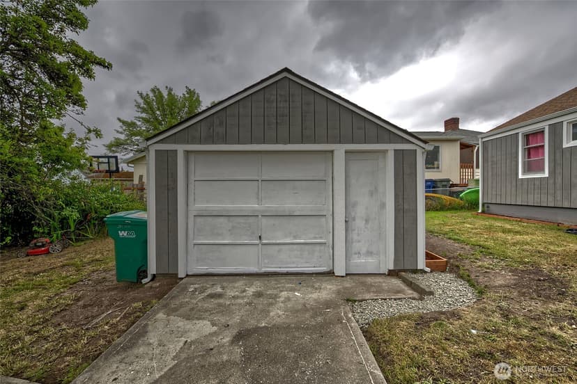 Property photo for 13504 35th Avenue S, Tukwila photo 17