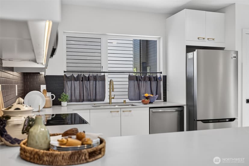 Property photo for 4107 25th Avenue SW, Seattle photo 13