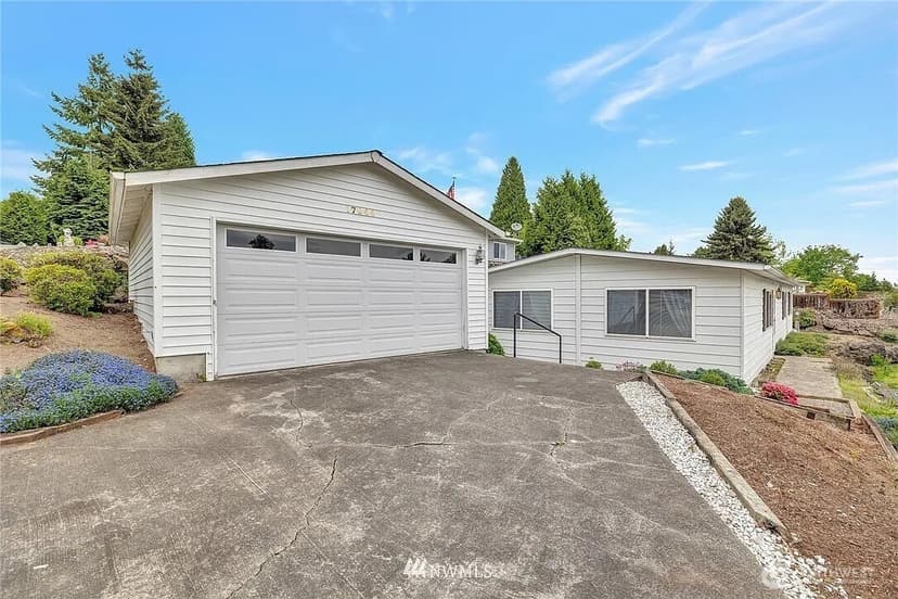 Property photo for 17044 Woodcrest Drive NE, Bothell photo 2