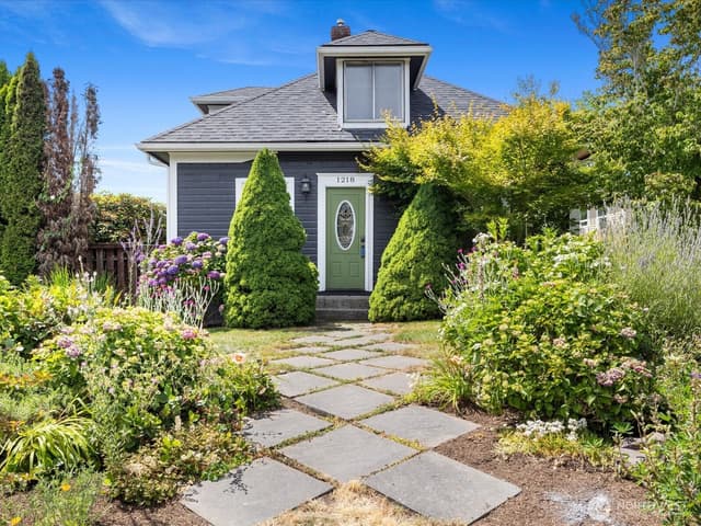 Property photo for 1218 E Marine View Drive, Everett
