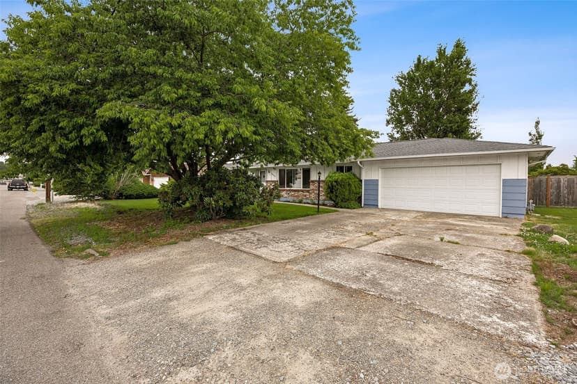 Property photo for 1005 17th Street NW, Puyallup photo 2