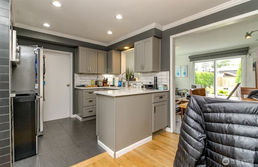Property photo for 9610 Oak Lane SW, Lakewood photo 11