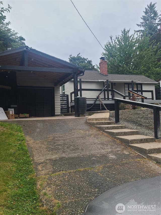 Property photo for 11335 Sunnyside Avenue N, Seattle photo 2