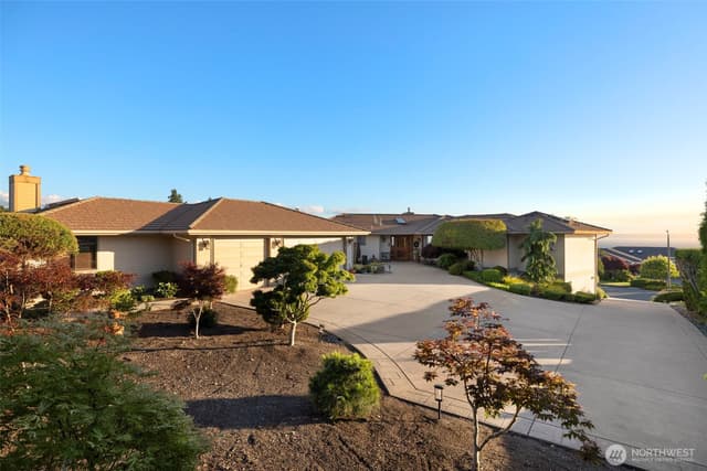 Property photo for 13705 68th Avenue W, Edmonds photo 2