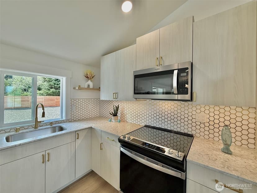 Property photo for 955 Tonquin Avenue SW, Ocean Shores photo 12