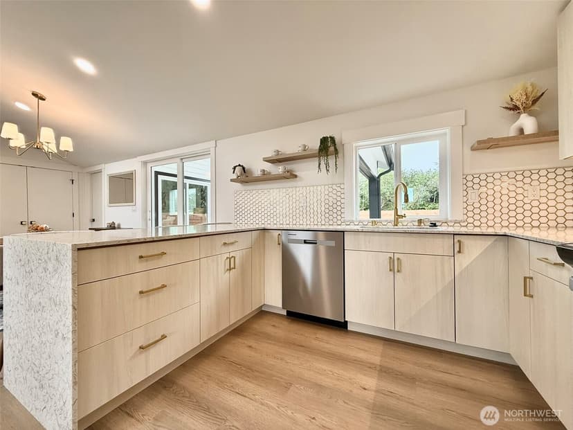Property photo for 955 Tonquin Avenue SW, Ocean Shores photo 13