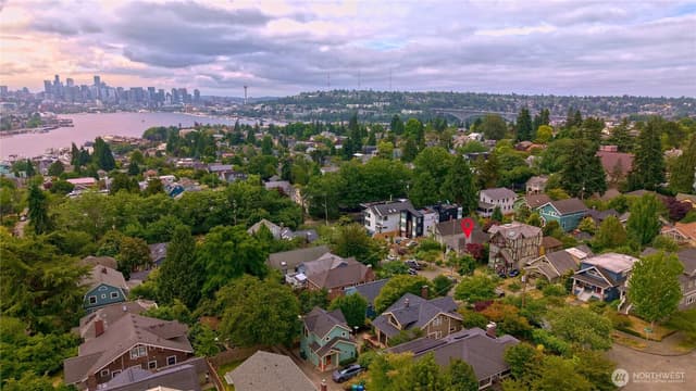 Property photo for 4017 Corliss Avenue N, Seattle photo 3