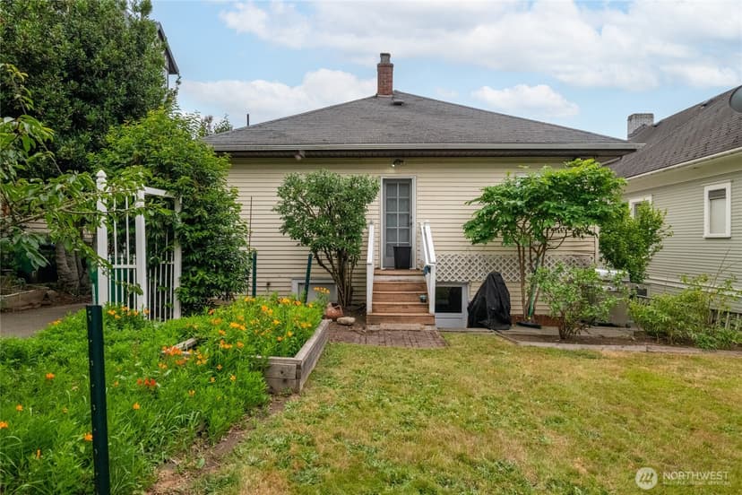 Property photo for 4017 Corliss Avenue N, Seattle photo 28