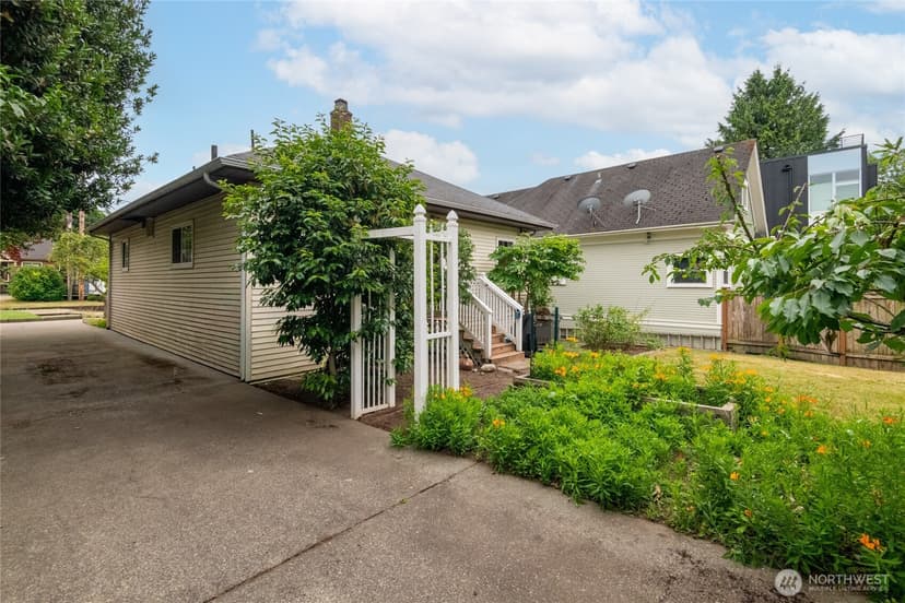Property photo for 4017 Corliss Avenue N, Seattle photo 31