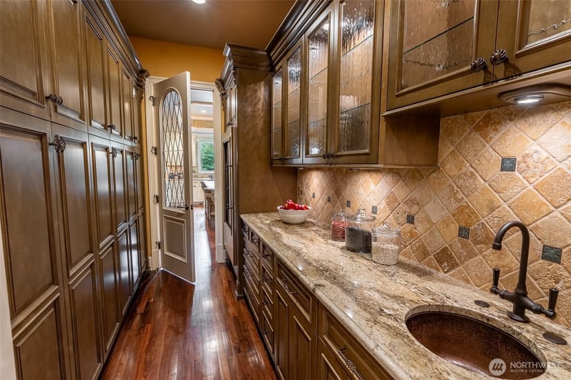 Property photo for 8638 NE 19th Place, Clyde Hill photo 12