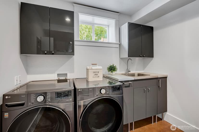 Property photo for 310 W Garfield Street, Seattle photo 30