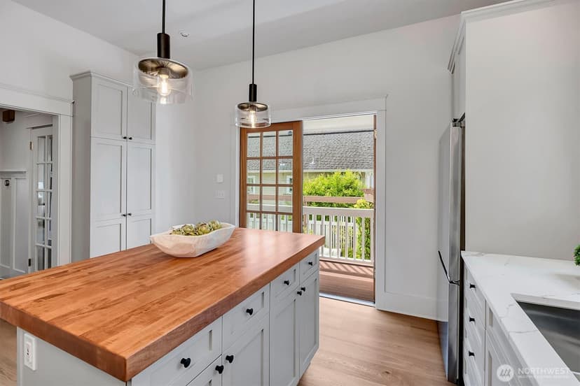 Property photo for 310 W Garfield Street, Seattle photo 16