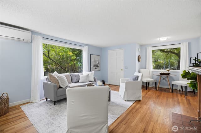 Property photo for 12515 25th Avenue NE, Seattle photo 4
