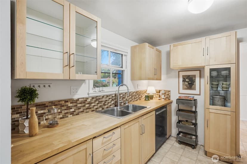 Property photo for 12515 25th Avenue NE, Seattle photo 6