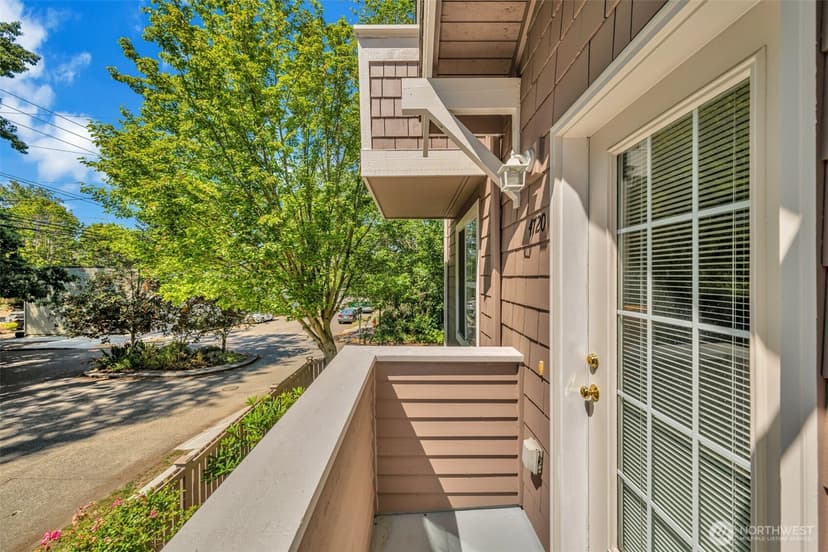 Property photo for 4720 Interlake Avenue N, Seattle photo 2