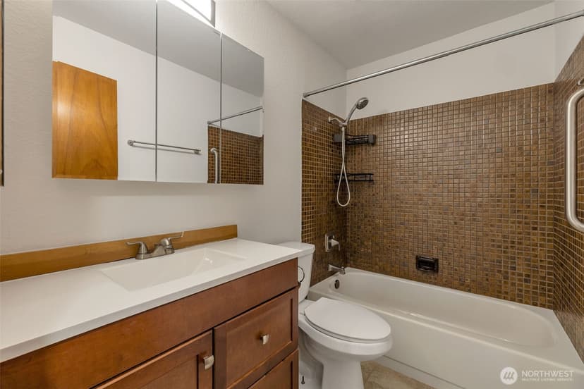Property photo for 9512 1st Avenue NE #204, Seattle photo 12