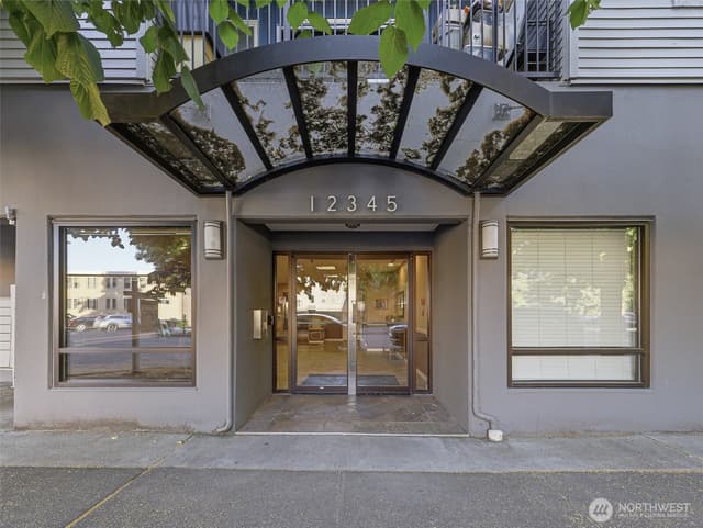 Property photo for 12345 Roosevelt Way NE #310, Seattle photo 4