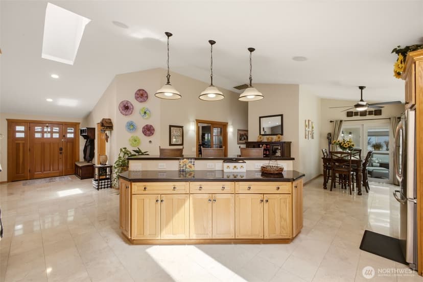 Property photo for 6106 Hillcrest Drive SW, Lakewood photo 10