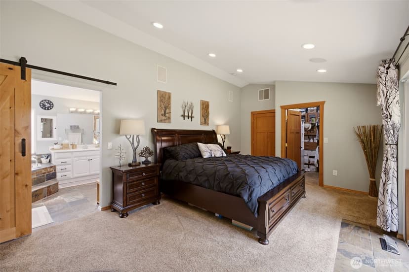 Property photo for 6106 Hillcrest Drive SW, Lakewood photo 17