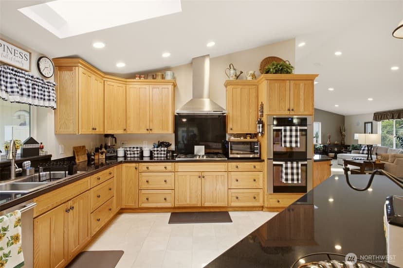 Property photo for 6106 Hillcrest Drive SW, Lakewood photo 11