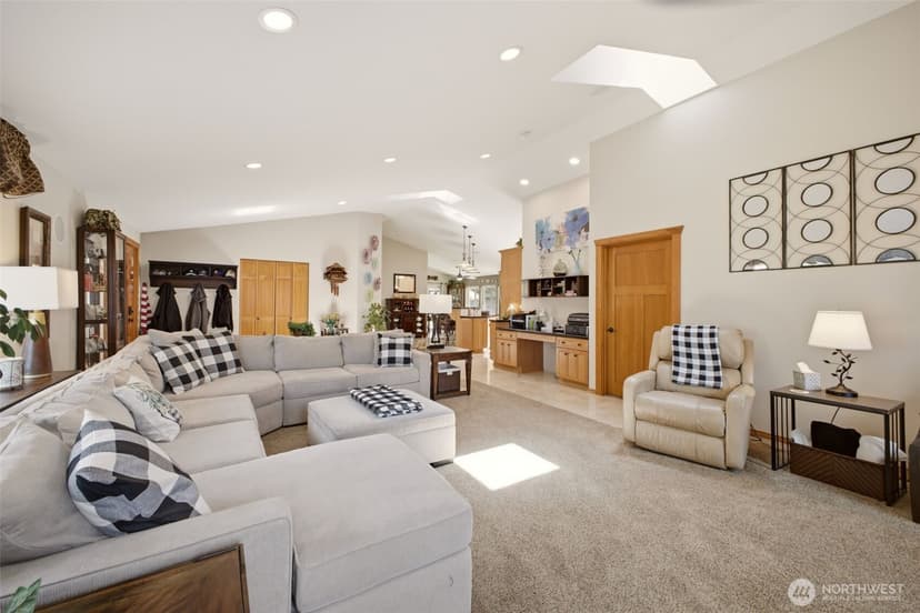 Property photo for 6106 Hillcrest Drive SW, Lakewood photo 8