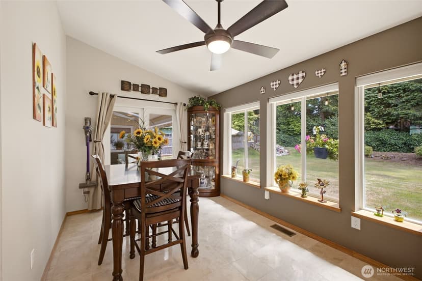 Property photo for 6106 Hillcrest Drive SW, Lakewood photo 14