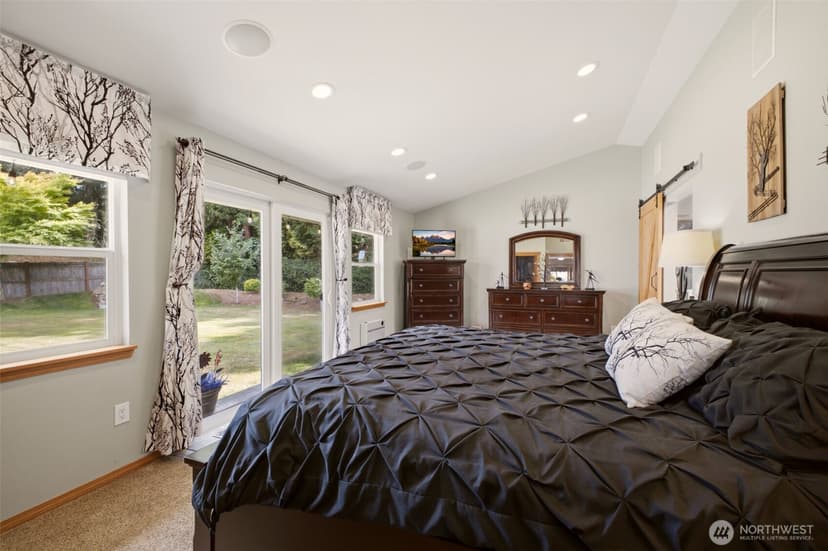 Property photo for 6106 Hillcrest Drive SW, Lakewood photo 18