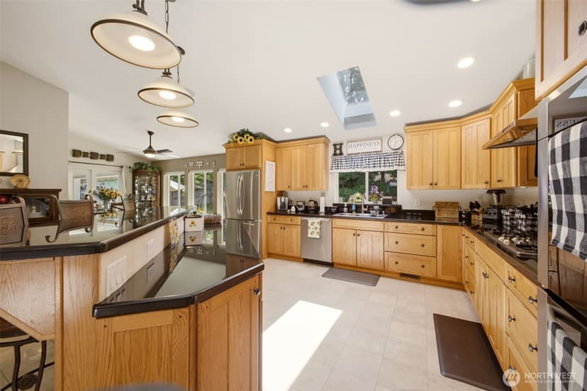 Property photo for 6106 Hillcrest Drive SW, Lakewood photo 12