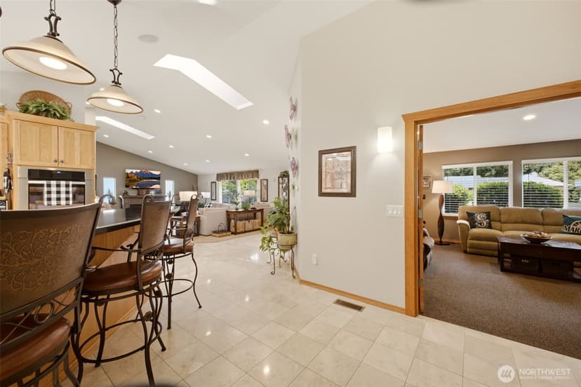 Property photo for 6106 Hillcrest Drive SW, Lakewood photo 9